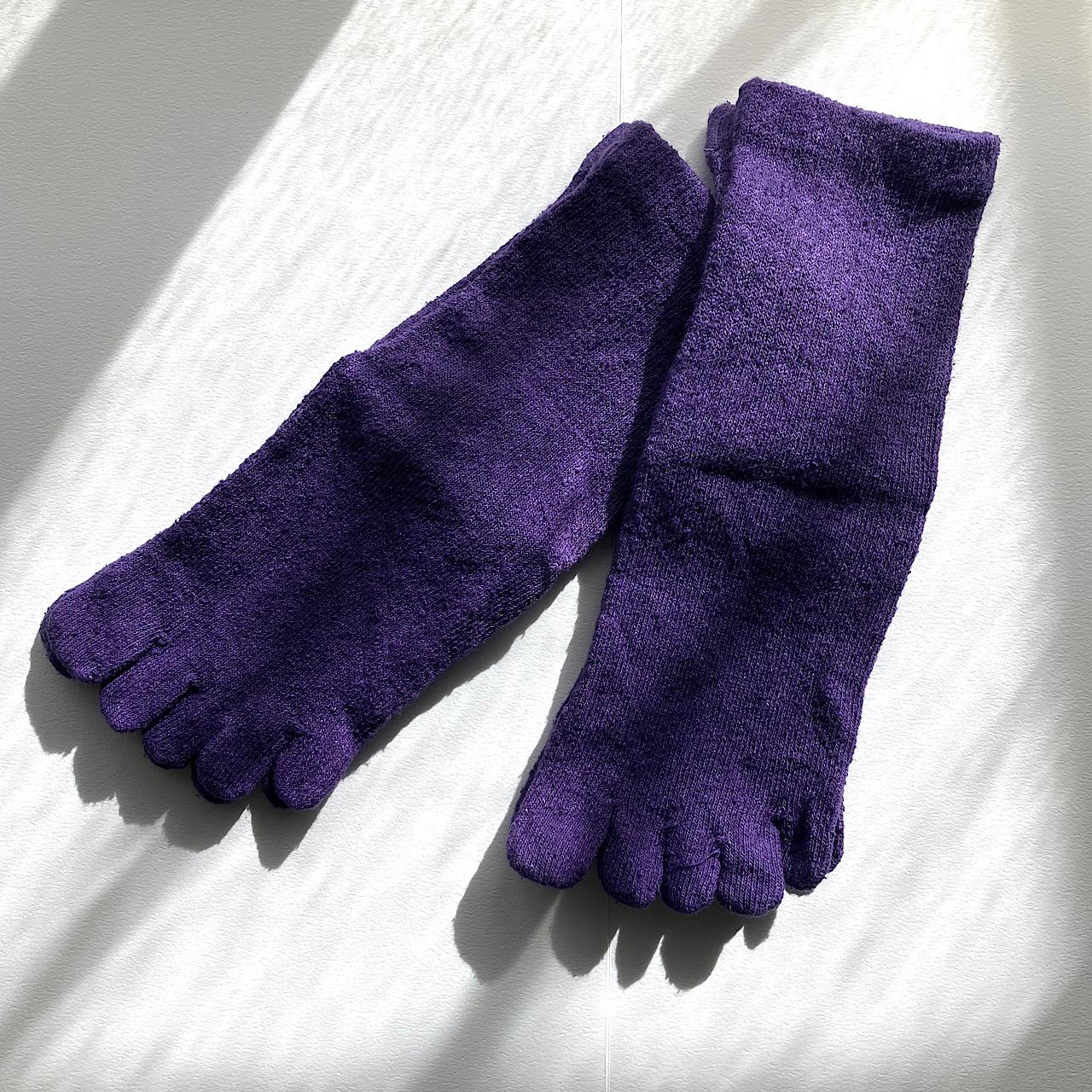 草木染め絹紬5本指ソックス-冷えむくみ対策に！（パープル追加）1枚目の画像